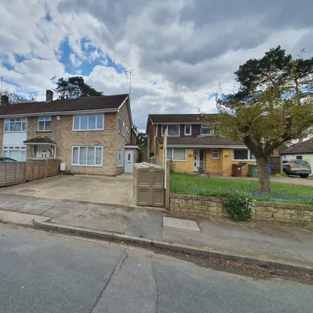 Rent this 2 bed duplex on 9a Shaftesbury Close in Easthampstead, RG12 9PX