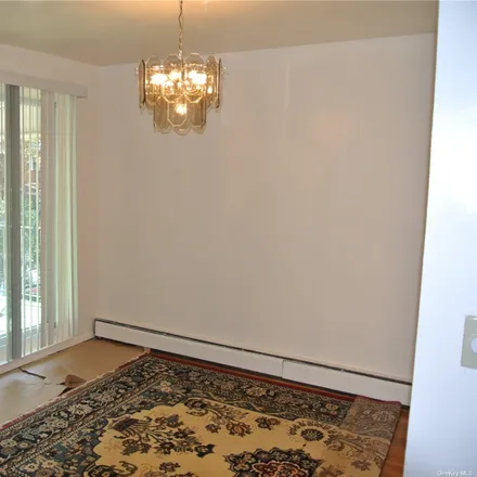 Image 4 - 530 East 81st Street, New York, NY 11236, USA - House for rent