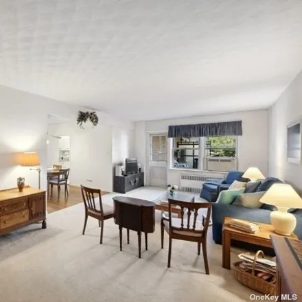Image 3 - 162-01 Powells Cove Boulevard, New York, NY 11357, USA - Apartment for sale