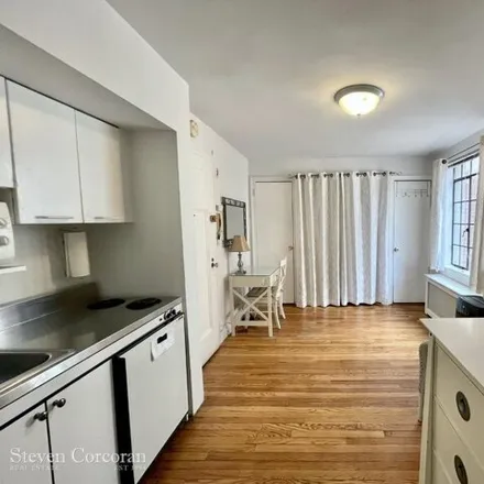 Image 2 - Hardwicke Hall, 314 East 41st Street, New York, NY 10017, USA - Apartment for rent