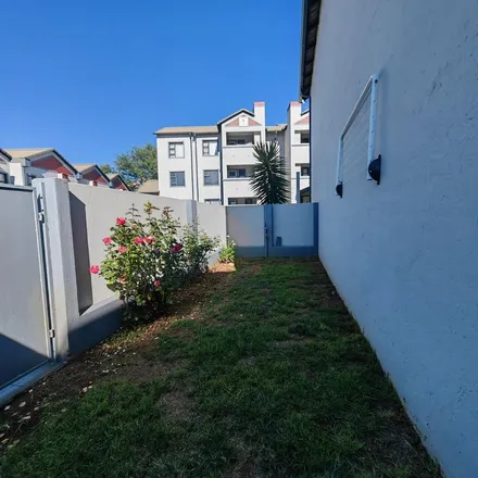 Image 3 - Gooseberry Street, Wilgeheuwel, Roodepoort, 2040, South Africa - Apartment for rent