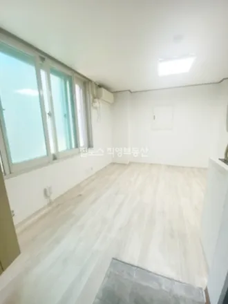 Rent this studio apartment on 서울특별시 은평구 역촌동 43-66