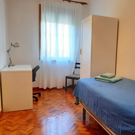 Rent this 3 bed room on Rua de Paulo da Gama in 4169-006 Porto, Portugal