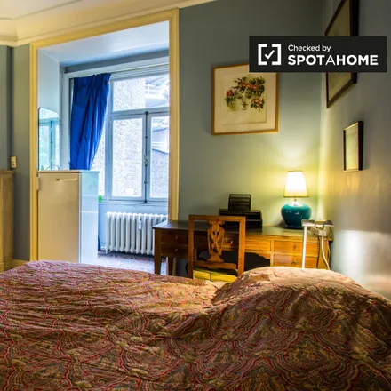 Rent this 3 bed room on Avenue Émile De Mot - Émile De Motlaan 17 in 1050 Brussels, Belgium