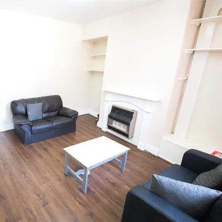 Rent this 3 bed townhouse on Kelsall Terrace in Leeds, LS6 1RD