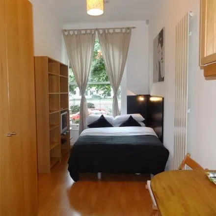 Rent this studio apartment on 36 Cartwright Gardens in London, WC1H 9EH