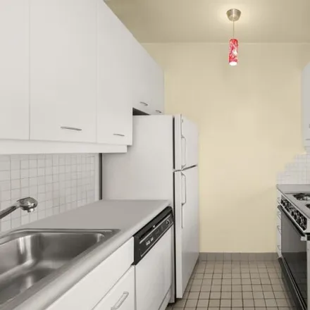 Image 4 - 167 Perry St Apt 2j, New York, 10014 - Apartment for sale