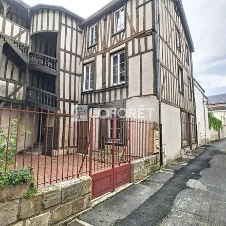 Rent this 2 bed apartment on 11 Rue du Groupe Bleu et Jonquille in 51000 Châlons-en-Champagne, France