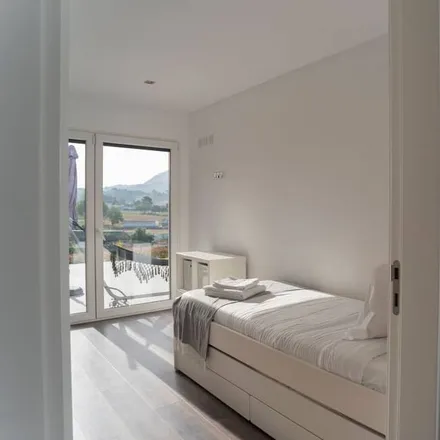 Rent this 2 bed house on Sintra (Santa Maria e São Miguel in São Martinho e São Pedro de Penaferrim), Sintra