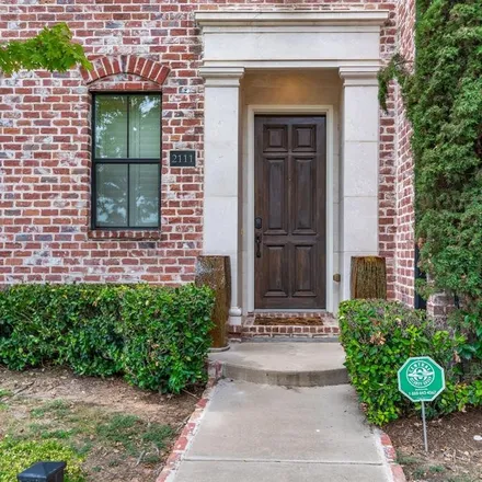 Image 2 - 2111 Canton Street, Dallas, TX 75201, USA - Townhouse for sale