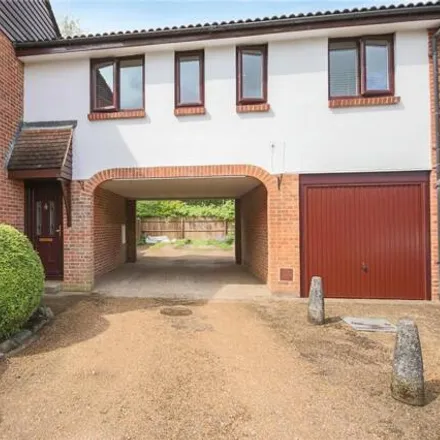 Rent this 1 bed room on Chisbury Close in Easthampstead, RG12 0TX