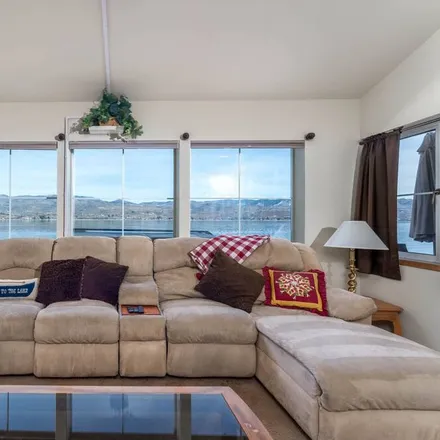 Rent this 3 bed house on Chelan