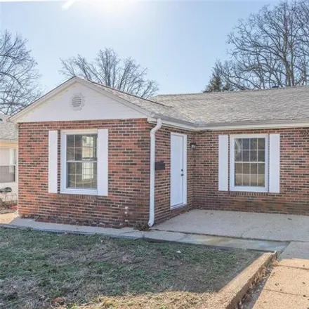 Buy this 4 bed house on 1002 Pershing Street in Poplar Bluff, MO 63901