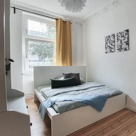 Rent this 3 bed room on Nürnberger Straße 19 in 10789 Berlin, Germany