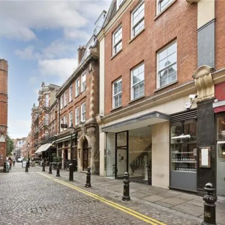 Rent this 3 bed room on 35 Kensington High Street in London, W8 4PE