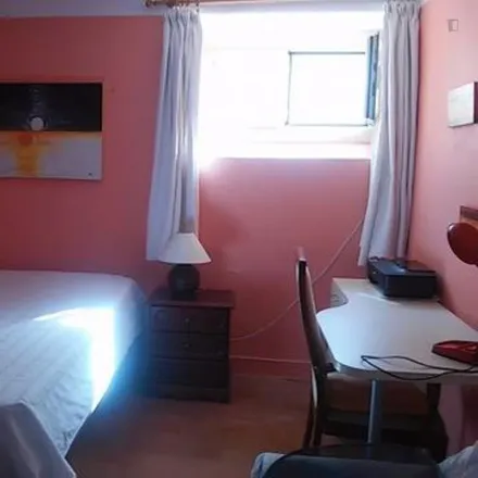 Rent this 2 bed room on Rua do Engenheiro Carlos Amarante in 4249-004 Porto, Portugal