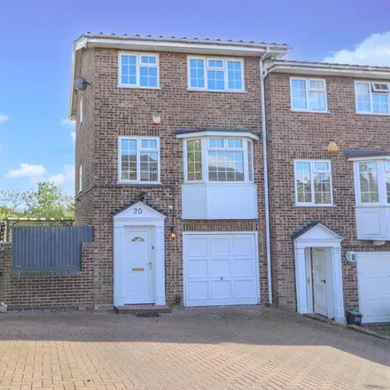 Rent this 3 bed townhouse on Station Road in South Benfleet, SS7 1ND