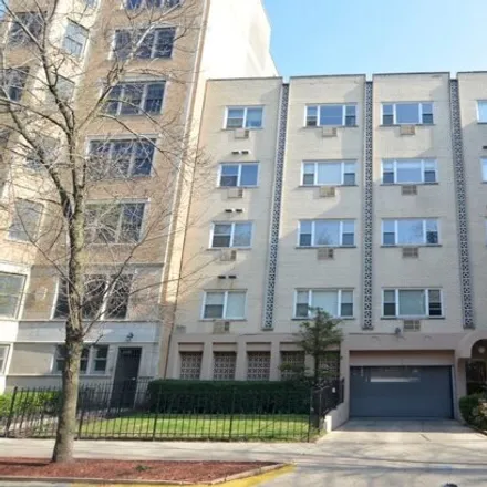 Rent this 1 bed condo on 619 West Stratford Place in Chicago, IL 60657