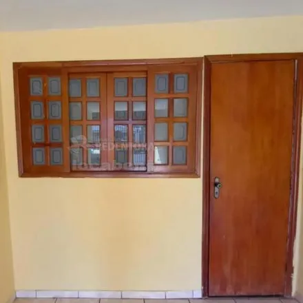 Rent this 2 bed house on Rua Independência in Vila Maria, São José do Rio Preto - SP