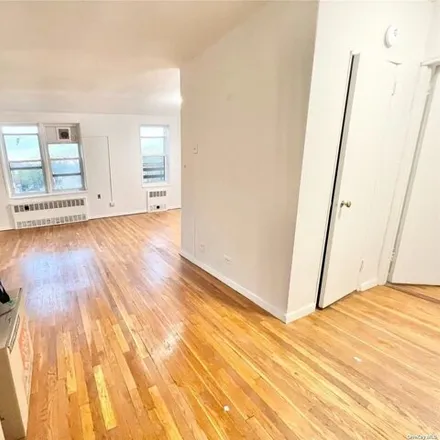 Image 3 - Bowne House Co-Op Apartments, 42-40 Bowne Street, New York, NY 11355, USA - Apartment for sale