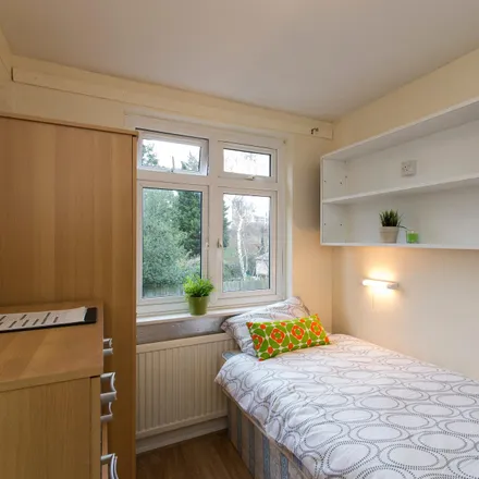 Rent this 7 bed room on Kathleen Avenue in London, W3 0BN