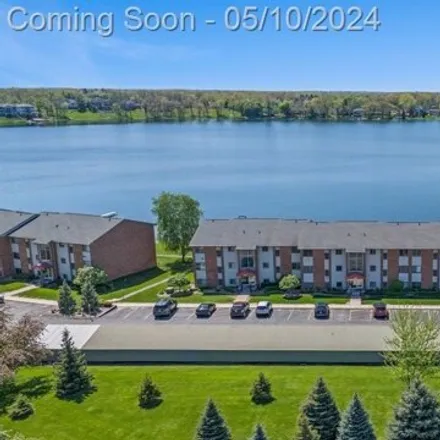 Buy this 2 bed condo on Klingensmith Road in Bloomfield Township, MI 48302
