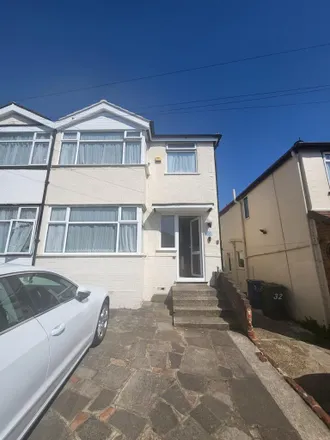 Rent this 3 bed duplex on Dean Drive in Queensbury, London