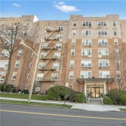 Image 2 - 1 Oakridge Place, Waverly, Eastchester, NY 10709, USA - Apartment for sale