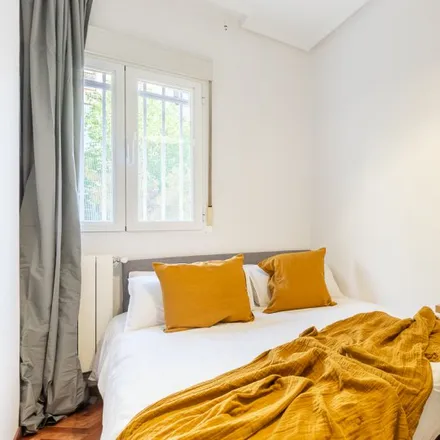 Rent this 5 bed room on Madrid in Pasaje de Navalcarnero, 28006 Madrid