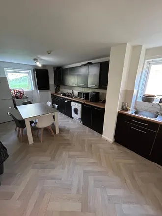 Rent this 1 bed townhouse on The Turkey Oak Avenue in Sheffield, S2 2SG