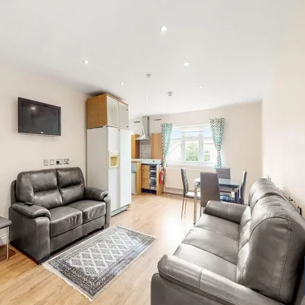 Image 5 - Queens Way, London, NW4 2TN, United Kingdom - House for rent