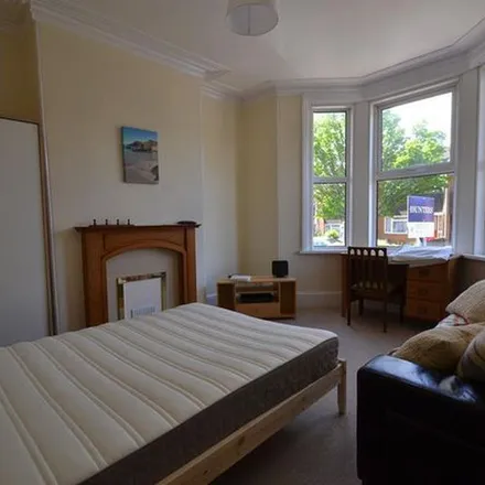 Rent this 5 bed townhouse on 166-168 Heavitree Road in Exeter, EX1 2LZ