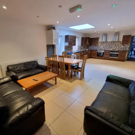 Rent this 8 bed townhouse on 28 Oak Tree Lane in Selly Oak, B29 6HX