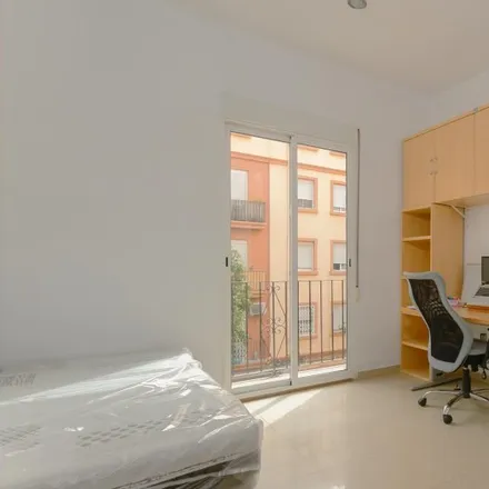 Rent this 4 bed room on Carrer d'Alfara del Patriarca in 3, 46025 Valencia