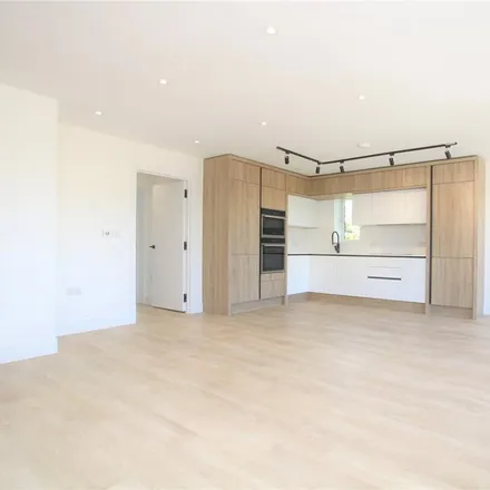 Image 4 - Omer's Rise, Burghfield Common, RG7 3HJ, United Kingdom - Apartment for rent