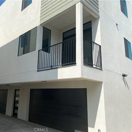 Rent this 4 bed townhouse on 1621 South Van Ness Avenue in Los Angeles, CA 90019