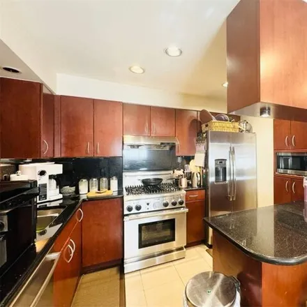 Image 7 - 58-34 229th Street, New York, NY 11364, USA - House for sale