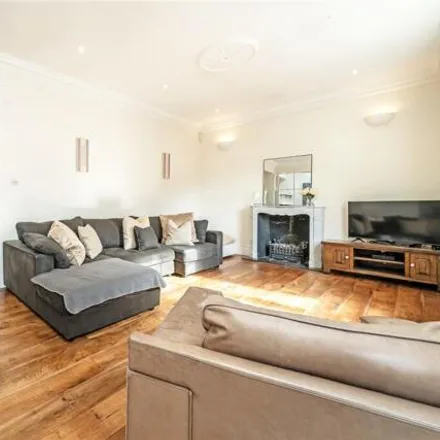Rent this 3 bed room on 55 Linden Gardens in London, W2 4HF