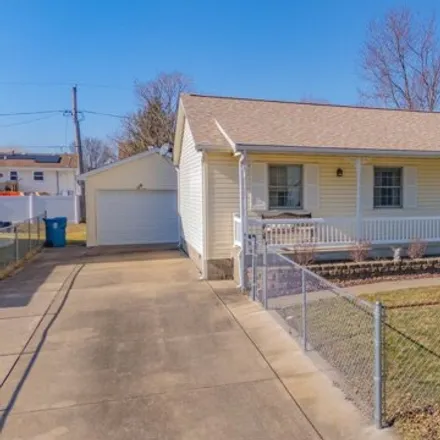 Buy this 3 bed house on 1373 Nixon Drive in Pontiac, IL 61764