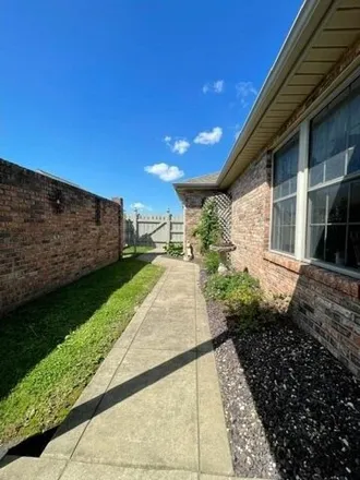 Image 2 - 2694 Stadium Drive, Henderson, KY 42420, USA - House for sale