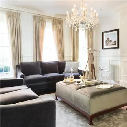 Rent this 4 bed room on 18 Farm Street in London, W1J 5RD