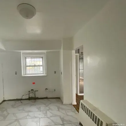 Image 7 - 257-20 145th Avenue, New York, NY 11422, USA - House for sale