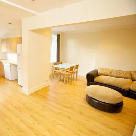 Rent this 5 bed duplex on Laurel Bank Court in Leeds, LS6 3DX