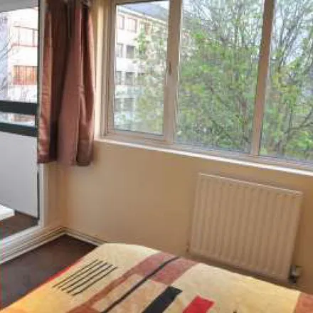 Rent this 5 bed room on Linslade House in 26 Paveley Street, London