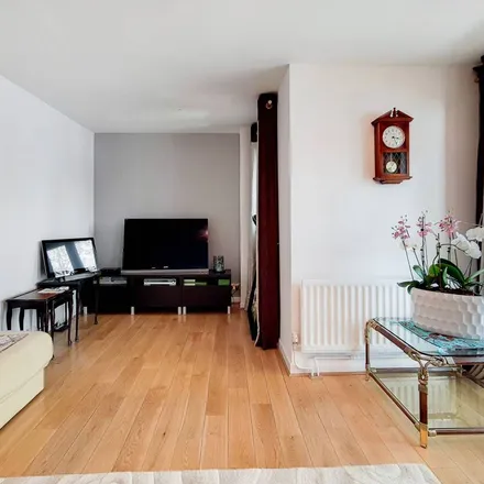 Rent this 4 bed townhouse on Brunswick Quay in Surrey Quays, London