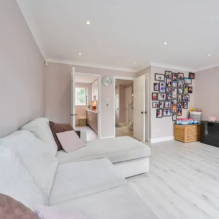 Rent this 4 bed apartment on Bywater Place in London, SE16 5EW
