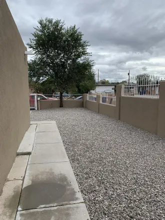 Image 4 - 533 Alcazar Street Southeast, Albuquerque, NM 87108, USA - Townhouse for sale