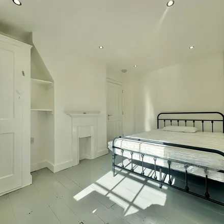 Image 7 - Young Prince, 448 Roman Road, Old Ford, London, E3 5LU, United Kingdom - Apartment for rent