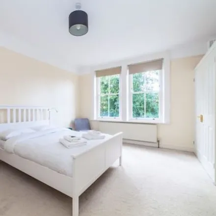 Rent this 3 bed apartment on Lewisham Park in London, SE13 6QZ