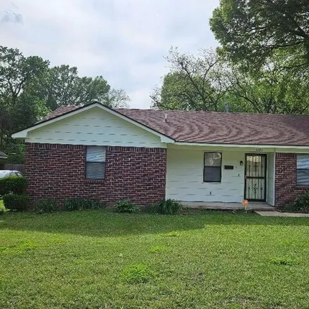 Buy this 3 bed house on 1333 Catherine Street in Memphis, TN 38111